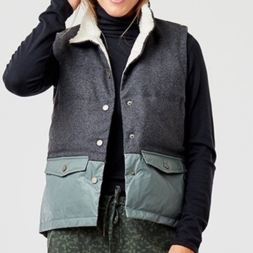 Carve Designs Down-Fill Waxed Cotton Vest Size L
Color Green/Gray
